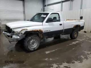 1998 Dodge 1500 z VIN 1B7HF16Y6WS747555, wystawiony jako Copart lot #83966964 z przebiegiem 200 451 mil mil oraz Szkoda całkowita • Salvage title. Historia ofert i sprzedaży dostępna na DreamBid. Obrazek 1.