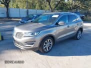 ✅ 2017 Lincoln MKC Select • VIN: 5LMCJ2C90HUL22277 • Lot: 43596184. Wystawiony na IAAI z przebiegiem 82 826 mil. Bezpłatny archiwum sprzedaży aukcyjnych z USA i szczegółowy raport historii pojazdu na DreamBid. Zdjęcie 2.