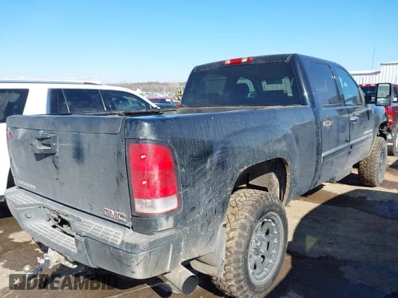 ✅ 2014 GMC Sierra 2500HD Denali • VIN: 1GT125E87EF174792 • Lot: 41634675. Listed on IAAI with 324,377 mi. Free auction sales archive from the USA and detailed vehicle history report at DreamBid. Image 4.