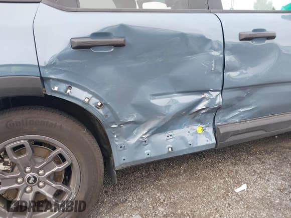 ✅ 2024 Ford Bronco Sport Big Bend • VIN: 3FMCR9B67RRF17460 • Lot: 43551999. Wystawiony na IAAI z przebiegiem 9 334 mil. Bezpłatny archiwum sprzedaży aukcyjnych z USA i szczegółowy raport historii pojazdu na DreamBid. Zdjęcie 6.