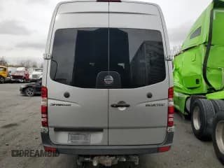 ✅ 2013 Freightliner Sprinter • VIN: WCDPE8CC6D5811382 • Lot: 77592634. Wystawiony na Copart z przebiegiem 49 192 mil. Bezpłatny archiwum sprzedaży aukcyjnych z USA i szczegółowy raport historii pojazdu na DreamBid. Zdjęcie 6.