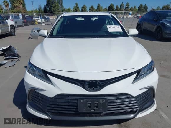 2022 Toyota Camry Hybrid LE z VIN 4T1C31AK4NU583386, wystawiony jako IAAI lot #42532572 z przebiegiem 151 289 mil mil oraz . Historia ofert i sprzedaży dostępna na DreamBid. Obrazek 13.