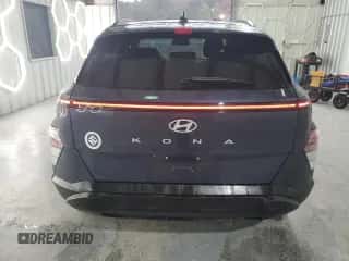 2024 Hyundai Kona SEL z VIN KM8HC3AB2RU133565, wystawiony jako Copart lot #90212725 z przebiegiem 5 699 mil mil oraz Szkoda całkowita • Salvage title. Historia ofert i sprzedaży dostępna na DreamBid. Obrazek 6.