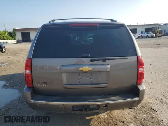 2013 Chevrolet Tahoe LTZ z VIN 1GNSKCE05DR284635, wystawiony jako Copart lot #64638575 z przebiegiem 162 319 mil mil oraz Czysty tytuł • Clean title. Historia ofert i sprzedaży dostępna na DreamBid. Obrazek 6.