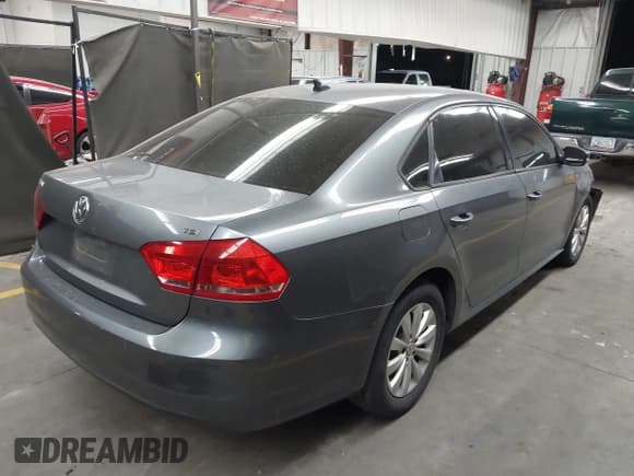 ✅ 2015 Volkswagen Passat S • VIN: 1VWAT7A30FC062452 • Лот: 43369050. Опубликован ранее на IAAI с пробегом 112 534 миль. Бесплатный доступ к архиву аукционных продаж из США и подробный отчёт об истории автомобиля на DreamBid. Изображение 4.