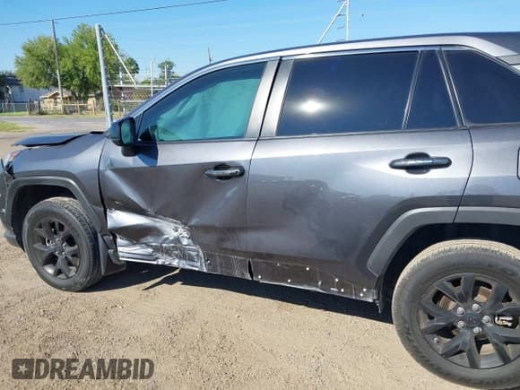 ✅ 2023 Toyota RAV4 LE • VIN: 2T3H1RFV4PC223253 • Lot: 43260496. Wystawiony na IAAI z przebiegiem 33 022 mil. Bezpłatny archiwum sprzedaży aukcyjnych z USA i szczegółowy raport historii pojazdu na DreamBid. Zdjęcie 14.