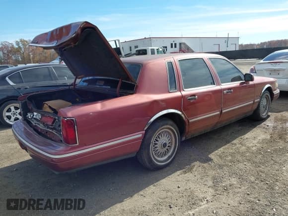 ✅ 1995 Lincoln Town Car Signature • VIN: 1LNLM82W1SY643247 • Lot: 43625347. Listed on IAAI with 169,827 mi. Free auction sales archive from the USA and detailed vehicle history report at DreamBid. Image 4.