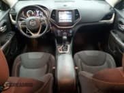 ✅ 2017 Jeep Cherokee Latitude • VIN: 1C4PJLCB6HW535420 • Лот: 86456565. Опубликован ранее на Copart с пробегом 84 836 миль. Бесплатный доступ к архиву аукционных продаж из США и подробный отчёт об истории автомобиля на DreamBid. Изображение 8.