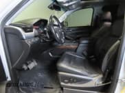 ✅ 2018 Chevrolet Suburban LT • VIN: 1GNSKHKC9JR395664 • Lot: 85802344. Wystawiony na Copart z przebiegiem 84 267 mil. Bezpłatny archiwum sprzedaży aukcyjnych z USA i szczegółowy raport historii pojazdu na DreamBid. Zdjęcie 9.