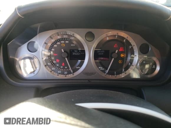 ✅ 2007 Aston Martin DB9 • VIN: SCFAB01A37GA08055 • Lot: 82733743. Wystawiony na Copart z przebiegiem 39 201 mil. Bezpłatny archiwum sprzedaży aukcyjnych z USA i szczegółowy raport historii pojazdu na DreamBid. Zdjęcie 9.