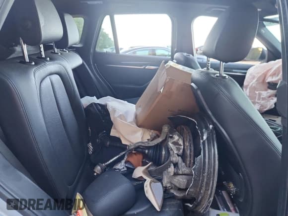 ✅ 2018 BMW X1 sDrive28i • VIN: WBXHU7C33J5L05523 • Lot: 84926235. Wystawiony na Copart z przebiegiem Nie podano. Bezpłatny archiwum sprzedaży aukcyjnych z USA i szczegółowy raport historii pojazdu na DreamBid. Zdjęcie 10.