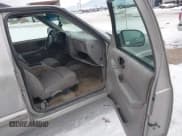 ✅ 2004 Chevrolet Blazer LS • VIN: 1GNDT13X74K145559 • Lot: 41458843. Wystawiony na IAAI z przebiegiem 156 824 mil. Bezpłatny archiwum sprzedaży aukcyjnych z USA i szczegółowy raport historii pojazdu na DreamBid. Zdjęcie 5.