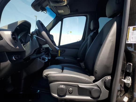 ✅ 2024 Mercedes-Benz Sprinter Passenger • VIN: W1Z4NGHY9RT191278 • Lot: 63619935. Wystawiony na Copart z przebiegiem 18 899 mil. Bezpłatny archiwum sprzedaży aukcyjnych z USA i szczegółowy raport historii pojazdu na DreamBid. Zdjęcie 7.