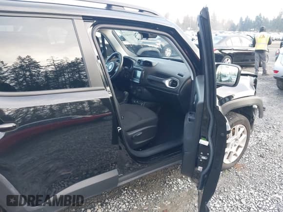 ✅ 2021 Jeep Renegade Latitude • VIN: ZACNJDBB9MPM93991 • Lot: 43704489. Wystawiony na IAAI z przebiegiem 49 650 mil. Bezpłatny archiwum sprzedaży aukcyjnych z USA i szczegółowy raport historii pojazdu na DreamBid. Zdjęcie 5.