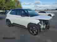 2024 Hyundai Venue Limited z VIN KMHRC8A33RU321019, wystawiony jako Copart lot #82492705 z przebiegiem 26 884 mil mil oraz Szkoda całkowita • Salvage title. Historia ofert i sprzedaży dostępna na DreamBid. Obrazek 4.