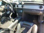 ✅ 2006 Ford Mustang GT Deluxe • VIN: 1ZVFT82H865199147 • Lot: 86296935. Wystawiony na Copart z przebiegiem 128 975 mil. Bezpłatny archiwum sprzedaży aukcyjnych z USA i szczegółowy raport historii pojazdu na DreamBid. Zdjęcie 8.