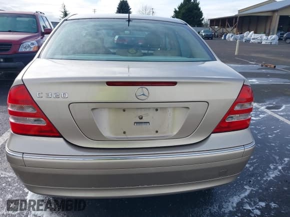 ✅ 2002 Mercedes-Benz C 230/260/280/320 • VIN: WDBRF64J62F205588 • Lot: 41619259. Wystawiony na IAAI z przebiegiem 172 783 mil. Bezpłatny archiwum sprzedaży aukcyjnych z USA i szczegółowy raport historii pojazdu na DreamBid. Zdjęcie 16.