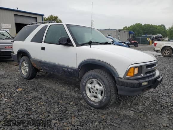 1997 Chevrolet Blazer with VIN 1GNCT18W3VK101166, listed as a Copart auction lot 58400305 with 120,292 mi miles and Salvage title. Bid and sale history available at DreamBid. Image 4.