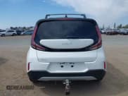 ✅ 2025 Kia Soul LX • VIN: KNDJ23AU5S7933940 • Lot: 42358071. Wystawiony na IAAI z przebiegiem 9 579 mil. Bezpłatny archiwum sprzedaży aukcyjnych z USA i szczegółowy raport historii pojazdu na DreamBid. Zdjęcie 17.