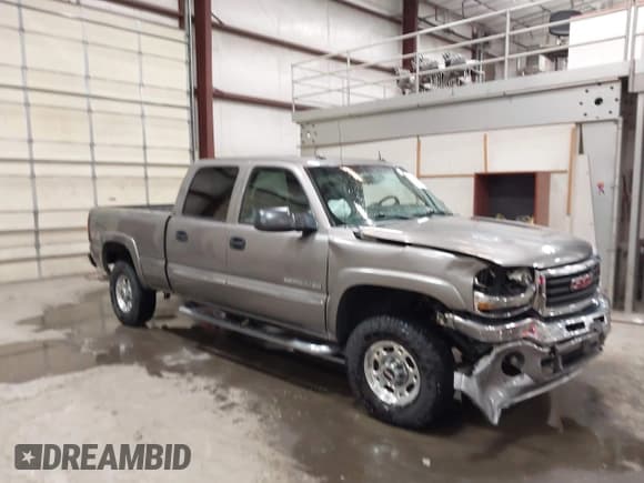 ✅ 2005 GMC Sierra 2500HD SLT • VIN: 1GTHK23U05F956039 • Lot: 42514332. Listed on IAAI with 104,567 mi. Free auction sales archive from the USA and detailed vehicle history report at DreamBid. Image 1.