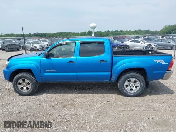 ✅ 2005 Toyota Tacoma PreRunner • VIN: 5TEJU62NX5Z040582 • Lot: 42397231. Listed on IAAI with 246,942 mi. Free auction sales archive from the USA and detailed vehicle history report at DreamBid. Image 14.