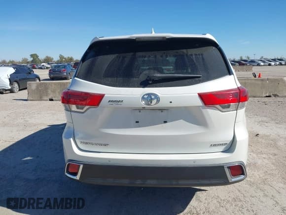 ✅ 2018 Toyota Highlander Limited • VIN: 5TDYZRFH0JS281323 • Lot: 43661547. Wystawiony na IAAI z przebiegiem 175 260 mil. Bezpłatny archiwum sprzedaży aukcyjnych z USA i szczegółowy raport historii pojazdu na DreamBid. Zdjęcie 17.