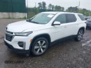 ✅ 2022 Chevrolet Traverse LT • VIN: 1GNEVHKW6NJ135807 • Lot: 42167651. Wystawiony na IAAI z przebiegiem 62 782 mil. Bezpłatny archiwum sprzedaży aukcyjnych z USA i szczegółowy raport historii pojazdu na DreamBid. Zdjęcie 2.