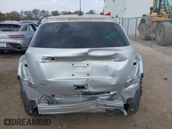 ✅ 2020 Chevrolet Trax LS • VIN: KL7CJKSB0LB312202 • Lot: 43736937. Wystawiony na IAAI z przebiegiem 45 557 mil. Bezpłatny archiwum sprzedaży aukcyjnych z USA i szczegółowy raport historii pojazdu na DreamBid. Zdjęcie 17.