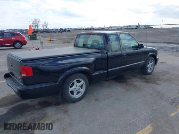 1997 Chevrolet S-10 LS with VIN 1GCCS19X2V8137981, listed as a IAAI auction lot 42100027 with 97,208 mi miles and . Bid and sale history available at DreamBid. Image 4.