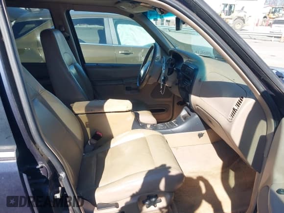 ✅ 2000 Ford Explorer Eddie Bauer • VIN: 1FMDU74E6YZB25124 • Lot: 41705960. Wystawiony na IAAI z przebiegiem 204 513 mil. Bezpłatny archiwum sprzedaży aukcyjnych z USA i szczegółowy raport historii pojazdu na DreamBid. Zdjęcie 5.