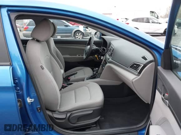 2018 Hyundai Elantra SE z VIN KMHD74LF7JU472903, wystawiony jako IAAI lot #43534979 z przebiegiem 41 692 mil mil oraz . Historia ofert i sprzedaży dostępna na DreamBid. Obrazek 17.