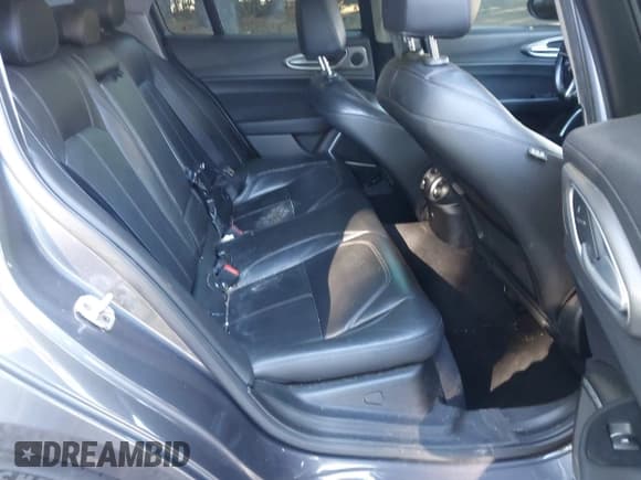 ✅ 2017 Alfa Romeo Giulia Ti • VIN: ZARFAECN9H7549720 • Lot: 43458918. Wystawiony na IAAI z przebiegiem Nie podano. Bezpłatny archiwum sprzedaży aukcyjnych z USA i szczegółowy raport historii pojazdu na DreamBid. Zdjęcie 8.