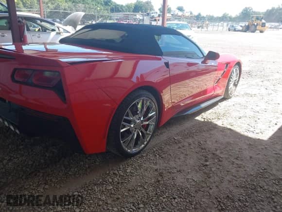 2014 Chevrolet Corvette Z51 3LT z VIN 1G1YM3D76E5135289, wystawiony jako IAAI lot #43080339 z przebiegiem Nie podano mil oraz . Historia ofert i sprzedaży dostępna na DreamBid. Obrazek 4.