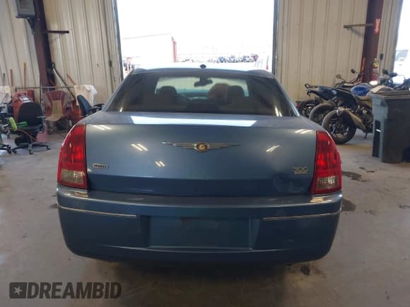 ✅ 2007 Chrysler 300 Limited • VIN: 2C3KK53G27H823158 • Lot: 42638093. Listed on IAAI with 131,678 mi. Free auction sales archive from the USA and detailed vehicle history report at DreamBid. Image 17.