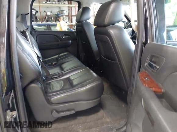 ✅ 2010 Chevrolet Suburban LT • VIN: 1GNUKJE38AR220673 • Lot: 42626250. Listed on IAAI with 239,771 mi. Free auction sales archive from the USA and detailed vehicle history report at DreamBid. Image 8.