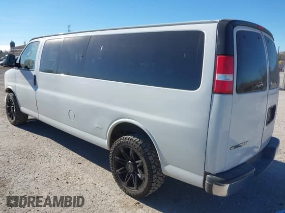 ✅ 2019 Chevrolet Express Passenger LT • VIN: 1GAZGPFG2K1272300 • Lot: 43719938. Wystawiony na IAAI z przebiegiem 230 638 mil. Bezpłatny archiwum sprzedaży aukcyjnych z USA i szczegółowy raport historii pojazdu na DreamBid. Zdjęcie 3.
