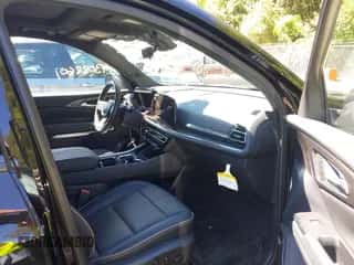 2025 Chevrolet Traverse AWD High Country z VIN 1GNEVKRS6SJ178359, wystawiony jako IAAI lot #43088601 z przebiegiem 14 026 mil mil oraz . Historia ofert i sprzedaży dostępna na DreamBid. Obrazek 5.