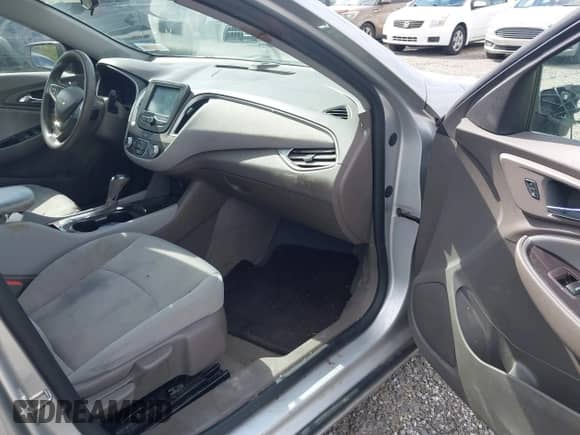 2016 Chevrolet Malibu LS z VIN 1G1ZB5ST1GF311152, wystawiony jako IAAI lot #43415218 z przebiegiem 142 771 mil mil oraz . Historia ofert i sprzedaży dostępna na DreamBid. Obrazek 5.