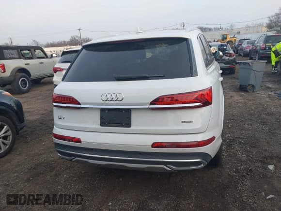 ✅ 2023 Audi Q7 Premium • VIN: WA1AXBF79PD016551 • Lot: 41329188. Wystawiony na IAAI z przebiegiem 24 131 mil. Bezpłatny archiwum sprzedaży aukcyjnych z USA i szczegółowy raport historii pojazdu na DreamBid. Zdjęcie 16.