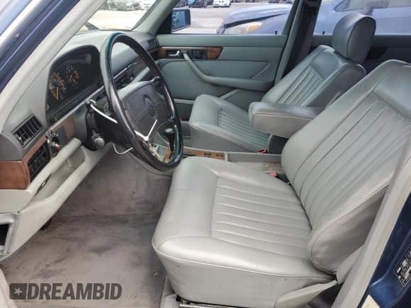 ✅ 1986 Mercedes-Benz 560 • VIN: WDBCA39D0GA267806 • Lot: 49870225. Wystawiony na Copart z przebiegiem 117 401 mil. Bezpłatny archiwum sprzedaży aukcyjnych z USA i szczegółowy raport historii pojazdu na DreamBid. Zdjęcie 7.