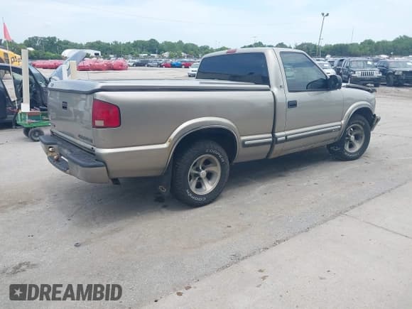 ✅ 2000 Chevrolet S-10 LS • VIN: 1GCCS14W2YK118045 • Лот: 42722476. Опубликован ранее на IAAI с пробегом 140 074 миль. Бесплатный доступ к архиву аукционных продаж из США и подробный отчёт об истории автомобиля на DreamBid. Изображение 4.