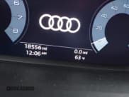 ✅ 2020 Audi Q3 S line Premium • VIN: WA1DECF30L1115390 • Lot: 42503728. Wystawiony na IAAI z przebiegiem 18 556 mil. Bezpłatny archiwum sprzedaży aukcyjnych z USA i szczegółowy raport historii pojazdu na DreamBid. Zdjęcie 15.