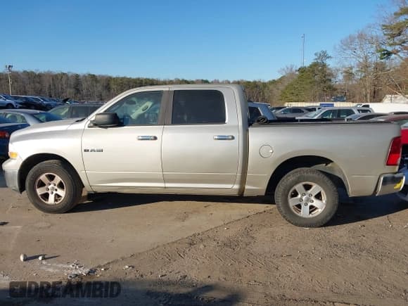 ✅ 2010 Dodge 1500 SLT • VIN: 1D7RB1CP7AS184820 • Lot: 41338962. Wystawiony na IAAI z przebiegiem 291 387 mil. Bezpłatny archiwum sprzedaży aukcyjnych z USA i szczegółowy raport historii pojazdu na DreamBid. Zdjęcie 13.