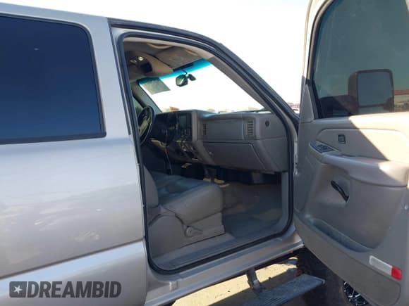 ✅ 2005 Chevrolet Silverado 2500HD Work Truck • VIN: 1GCHK23235F814332 • Lot: 43574421. Wystawiony na IAAI z przebiegiem 196 560 mil. Bezpłatny archiwum sprzedaży aukcyjnych z USA i szczegółowy raport historii pojazdu na DreamBid. Zdjęcie 5.