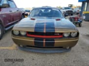 ✅ 2013 Dodge Challenger R/T Classic • VIN: 2C3CDYBT0DH523998 • Lot: 81181944. Wystawiony na Copart z przebiegiem 102 111 mil. Bezpłatny archiwum sprzedaży aukcyjnych z USA i szczegółowy raport historii pojazdu na DreamBid. Zdjęcie 5.