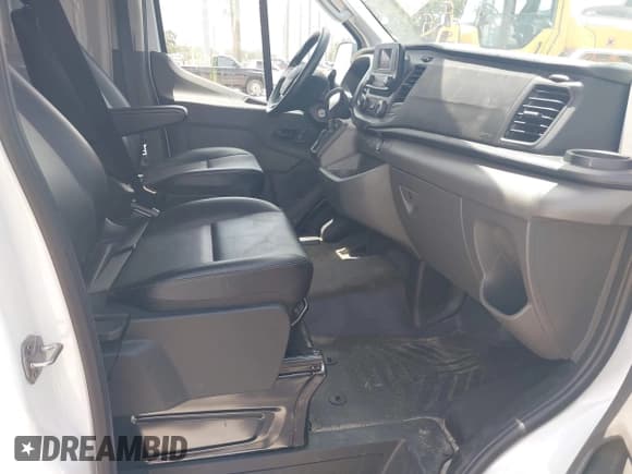 ✅ 2024 Ford Transit Cargo • VIN: 1FTBR1C86RKB18111 • Lot: 42425067. Wystawiony na IAAI z przebiegiem 23 778 mil. Bezpłatny archiwum sprzedaży aukcyjnych z USA i szczegółowy raport historii pojazdu na DreamBid. Zdjęcie 5.