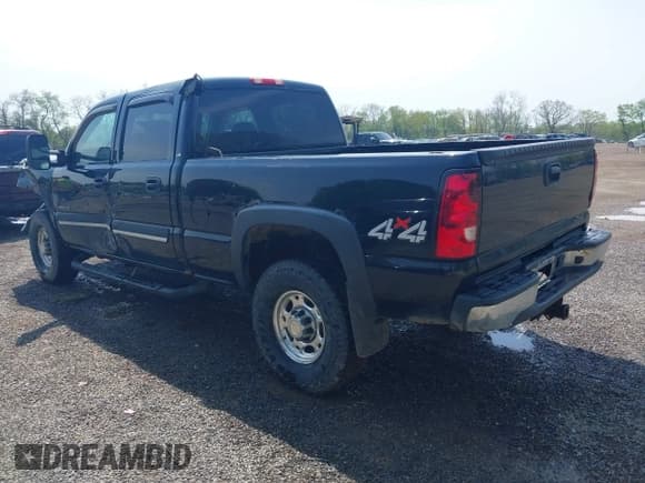 ✅ 2005 Chevrolet Silverado 2500HD LS • VIN: 1GCHK23UX5F857938 • Lot: 42169810. Wystawiony na IAAI z przebiegiem 212 327 mil. Bezpłatny archiwum sprzedaży aukcyjnych z USA i szczegółowy raport historii pojazdu na DreamBid. Zdjęcie 3.