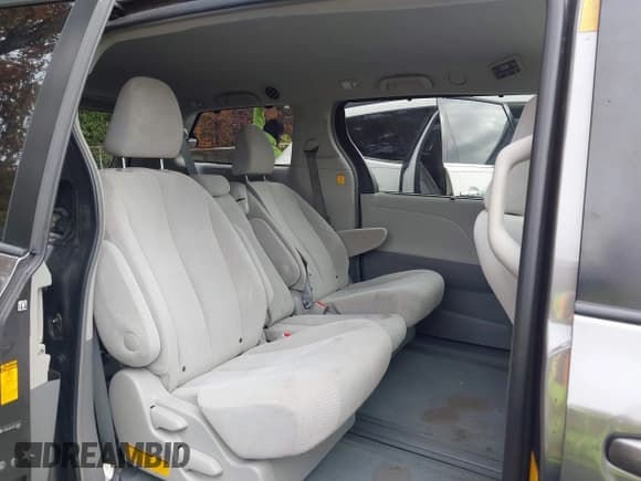 ✅ 2013 Toyota Sienna LE • VIN: 5TDKK3DC3DS376882 • Lot: 43569276. Wystawiony na IAAI z przebiegiem 131 245 mil. Bezpłatny archiwum sprzedaży aukcyjnych z USA i szczegółowy raport historii pojazdu na DreamBid. Zdjęcie 8.