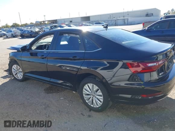✅ 2020 Volkswagen Jetta S • VIN: 3VWCB7BU3LM056643 • Lot: 43582154. Wystawiony na IAAI z przebiegiem 50 927 mil. Bezpłatny archiwum sprzedaży aukcyjnych z USA i szczegółowy raport historii pojazdu na DreamBid. Zdjęcie 15.