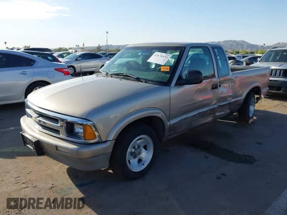1997 Chevrolet S-10 LS с VIN 1GCCS19X3V8193217, выставлен на аукционе IAAI как лот 42678535 с пробегом 116 929 миль миль и . История ставок и продаж доступна на DreamBid. Изображение 2.
